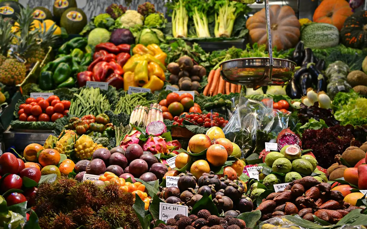 Banca de hortifruti com fruta e folha