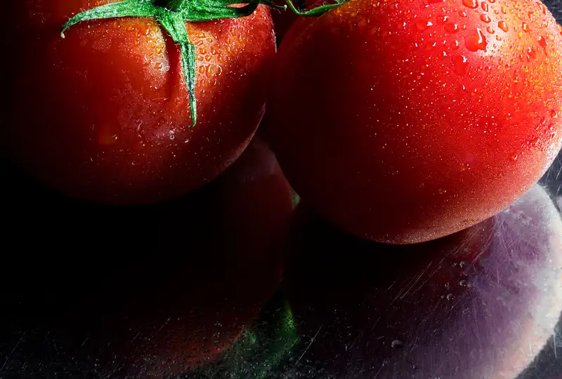 Tomates maduros na banca