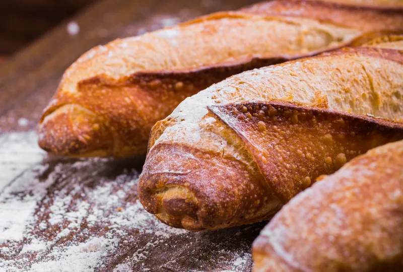 Baguete sobre uma tábua de madeira