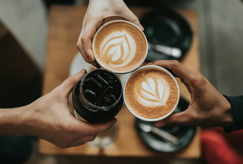 Xícara de café com leite sobre a mesa