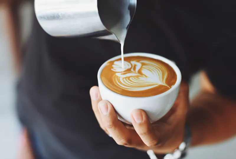 Xícara de café preto sobre um pires