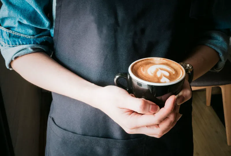 Prensa francesa com café ao lado de um caderno
