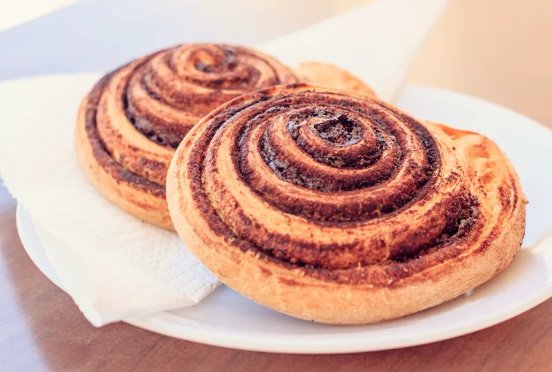 Rosca de canela com cobertura branca