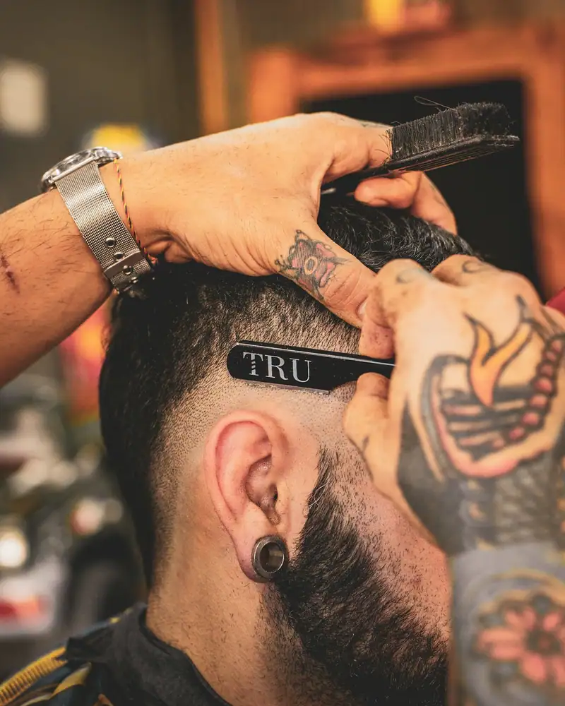 Cliente de perfil, corte curto