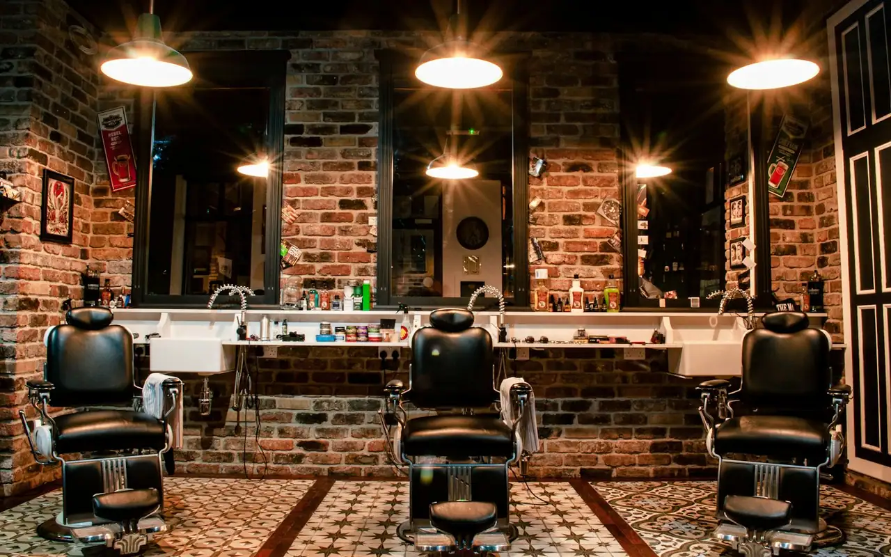 Barbeiro cortando o cabelo de um cliente na cadeira
