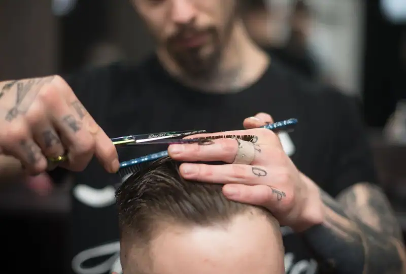 Interior de barbearia com cadeiras e espelhos